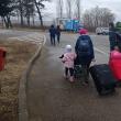 Sute de oameni din Ucraina au trecut dimineață frontiera la Siret, în România fugind din calea războiului 13