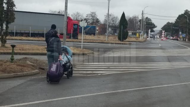 Sute de oameni din Ucraina au trecut dimineață frontiera la Siret, în România fugind din calea războiului 14