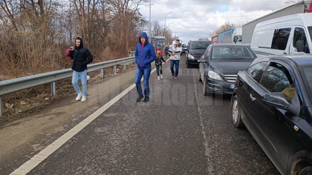 Oameni pe jos si in masini asteapta ore in sir sa treaca in România