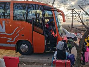 Refugiaţi urcând în autocarul Tarsin