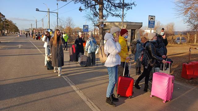 Solidaritatea sucevenilor în Vama Siret – autocare și mâncare pentru refugiați