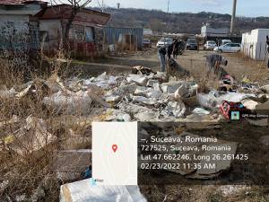 ”Groapă” de gunoaie abandonate la periferia Bazarului Suceava