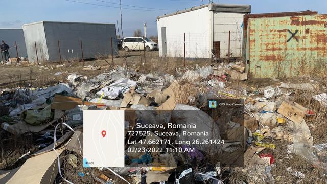 ”Groapă” de gunoaie abandonate la periferia Bazarului Suceava