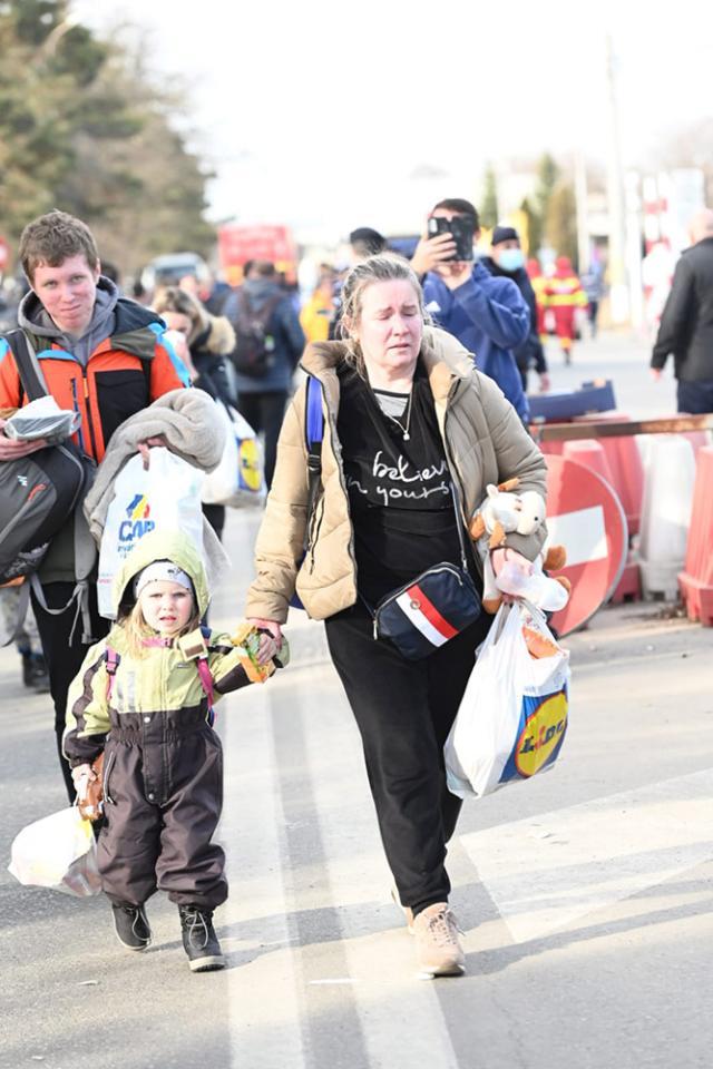 Doar mamele cu copii mai trec. Foto Artistul