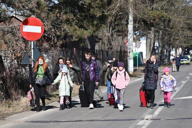 Doar mamele cu copii mai trec. Foto Artistul