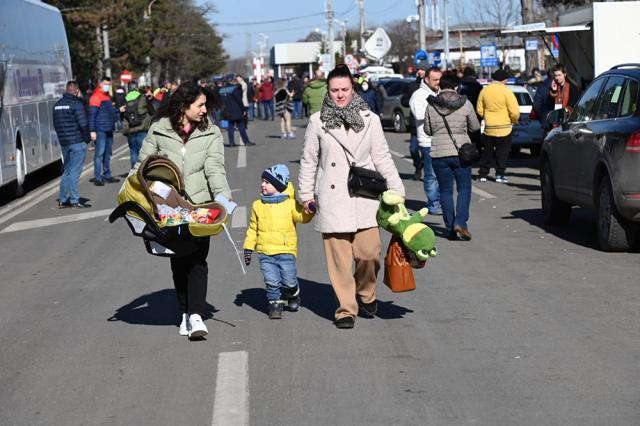 Doar mamele cu copii mai trec. Foto Artistul