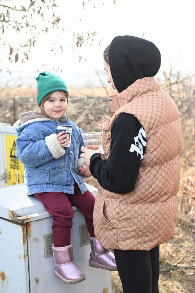 Doar mamele cu copii mai trec. Foto Artistul