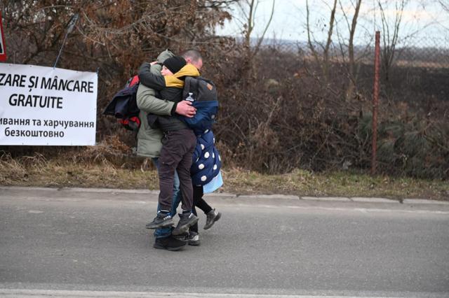 Doar mamele cu copii mai trec. Foto Artistul