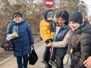 O mamă din Ucraina a venit peste 6 kilometri cu copilul în brațe, ca să ajungă în România