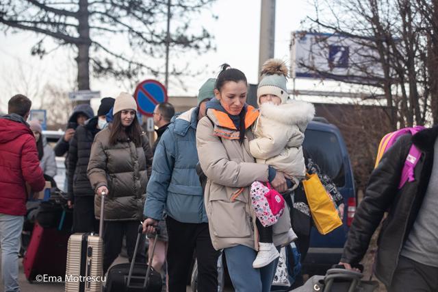 Pe lângă ajutorul umanitar care va fi trimis la Cernăuți, o linie telefonică  directă pentru cei care vor să ajute refugiații, inclusiv cu cazare, este deschisă la Primăria Suceava. Foto: Ema Motrescu