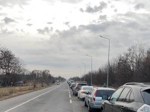Coada de masini in Ucraina, la frontiera cu Romania