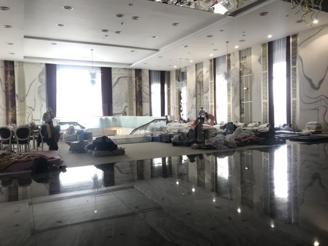 Un salon de lux pentru nunți din Suceava, al hotelului  Mandachi, a fost transformat în adăpost pentru refugiații din Ucraina