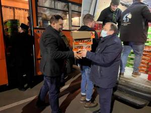 Gheorghe Flutur a pus umărul la transferarea de alimente și bunuri refugiaților care așteaptă de zeci de ore la graniță pentru a intra în România