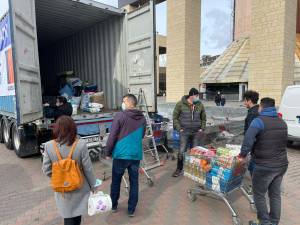 Centru de strângere donații pentru refugiații din Ucraina, în parcarea Iulius Mall Suceava