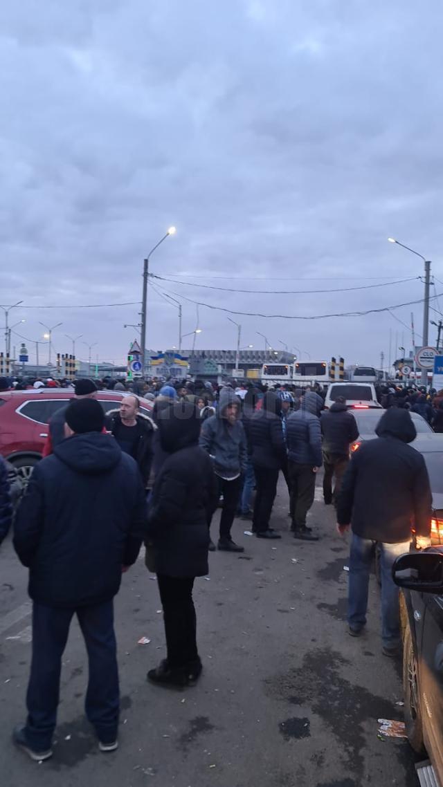 Disperarea a pus stăpânire pe oamenii care așteaptă să treacă din partea ucraineană în Punctul de Trecere a Frontierei (PTF) Siret