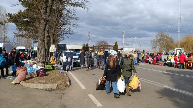 Sutele de refugiați, la adăpost în zona corturilor din Siret