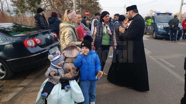 O femeie cu doi copii, sprijinită de consilierul județean Larisa Blanari