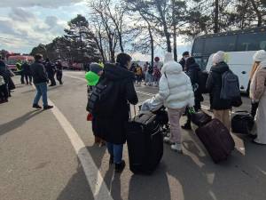 Românii din Lyon trimit un autocar cu ajutoare pentru ucrainenii din Cernăuți și vor să preia zeci de refugiați pentru a-i duce în Franța