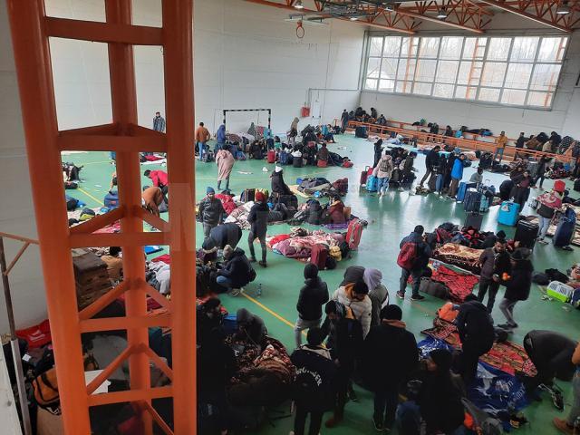 Peste 500 de studenți indieni, cazați în sala de sport de la Milișăuți