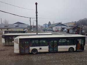 Nouă autobuze de la TPL, puse să transporte refugiații de la Vama Siret la Aeroportul Suceava