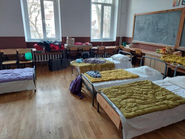 Mai multe săli de clasă de la o școală din Siret au fost transformate în adăposturi pentru refugiați