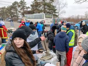 Voluntarii stau zi și noapte la frontiera de la Siret, încercând să susțină refugiații din Ucraina