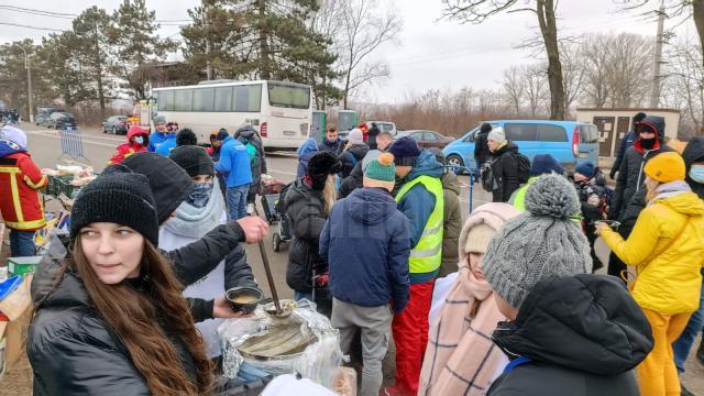 Voluntarii stau zi și noapte la frontiera de la Siret, încercând să susțină refugiații din Ucraina