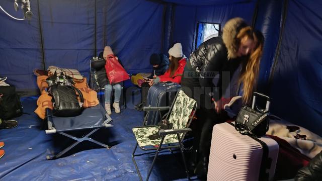 Refugiații spun că în corturi e cald