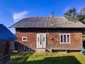 Casa din Moldovița în care  s-a mutat Florentina Filipovici, cu familia sa