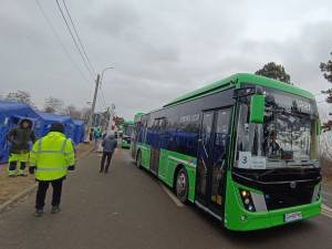 Autobuzele electrice puse la dispoziție de Primăria Suceava, pentru transportul refugiaților din Vama Siret, vor face curse zilnice cât timp va fi nevoie