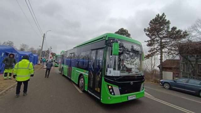 Autobuzele electrice puse la dispoziție de Primăria Suceava, pentru transportul refugiaților din Vama Siret, vor face curse zilnice cât timp va fi nevoie
