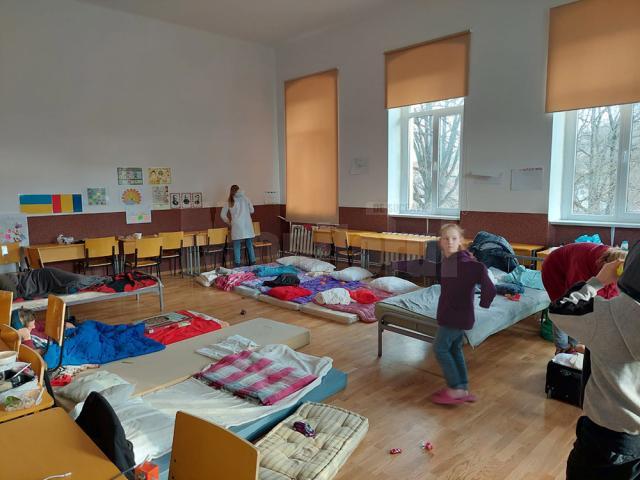 Sălile de clasă de la o școală din Siret au fost transformate în adăposturi pentru refugiați