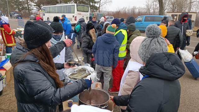 Voluntarii stau zi și noapte la frontiera de la Siret, încercând să susțină refugiații din Ucraina