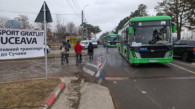 Refugiații din Ucraina, transportați cu autobuze electrice ale TPL, de la Siret la Suceava