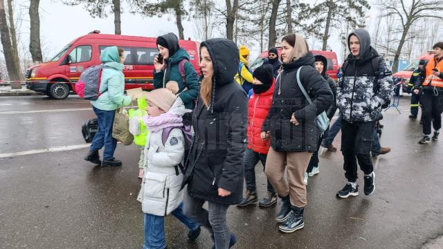 Refugiații de război din Cernăuți, înfrigurați și speriați, așteptați cu o masă caldă în frontiera de la Siret