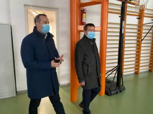 Punct de primire a refugiaților amenajat de Primăria Suceava în sala de sport a Școlii Gimnaziale „Miron Costin” dinb cartierul Burdujeni