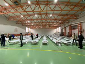 Punct de primire a refugiaților amenajat de Primăria Suceava în sala de sport a Școlii Gimnaziale „Miron Costin” dinb cartierul Burdujeni