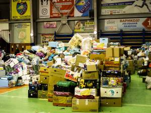 Convoiul umanitar trimis de Arhiepiscopia Sucevei și Rădăuților la Cernăuți, întâmpinat de ÎPS Meletie, Mitropolitul Cernăuților și Bucovinei