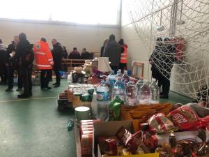 Peste 800 de studenti din india erau cazati miercuri in sala de sport din Milisauti