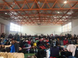 Peste 800 de studenti din india erau cazati miercuri in sala de sport din Milisauti