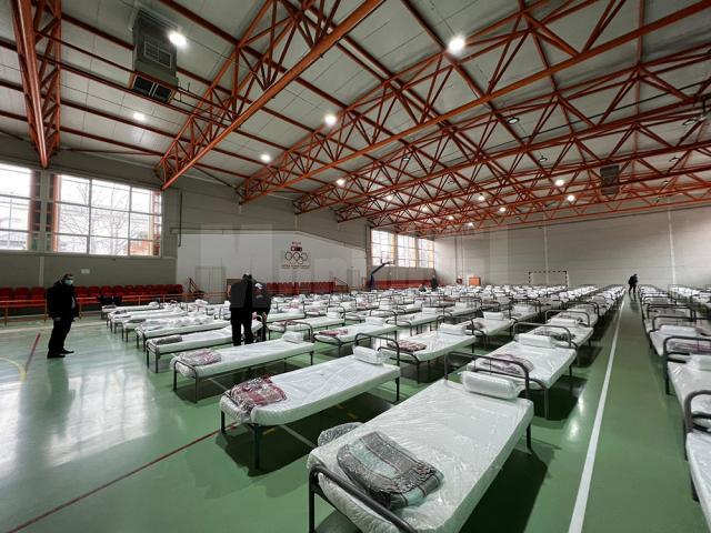 Punct de primire a refugiaților amenajat de Primăria Suceava în sala de sport a Școlii Gimnaziale „Miron Costin”