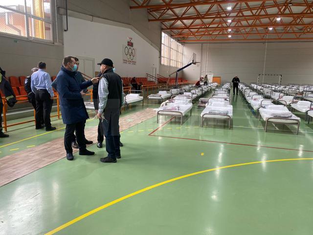 Punct de primire a refugiaților amenajat de Primăria Suceava în sala de sport a Școlii Gimnaziale „Miron Costin”