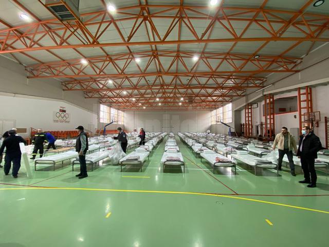 Punct de primire a refugiaților amenajat de Primăria Suceava în sala de sport a Școlii Gimnaziale „Miron Costin”