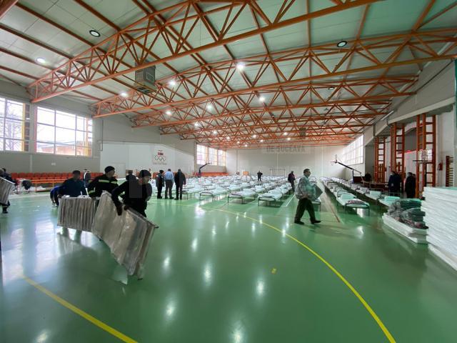 Punct de primire a refugiaților amenajat de Primăria Suceava în sala de sport a Școlii Gimnaziale „Miron Costin”