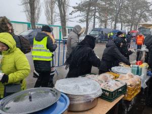 Maicile de la Manastirea Agapia, venite a două oară cu hrană caldă și pachete pentru refugiații din Ucraina