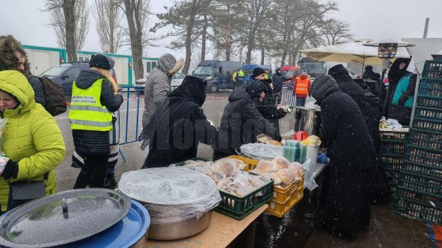 Maicile de la Manastirea Agapia, venite a două oară cu hrană caldă și pachete pentru refugiații din Ucraina