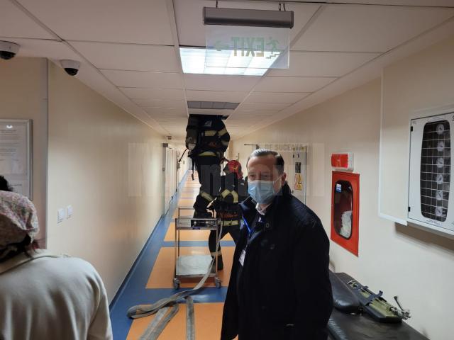 Prefectul județului și-a schimbat traseul, fiind anuntat imediat de catre ISU, si a ajuns concomitent cu pompierii la spital.