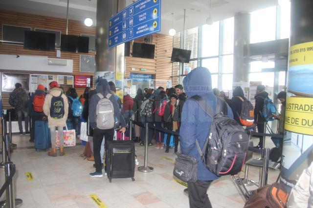 În cursul zilei de joi, pe Aeroportul Suceava au fost programate 11 zboruri, numărul pasagerilor care s-au îmbarcat fiind de peste 2.100