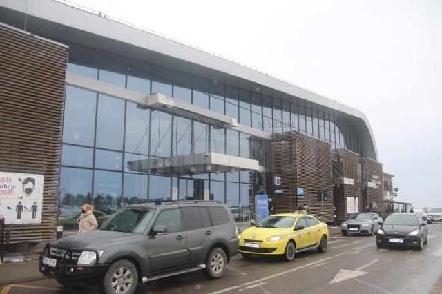 În cursul zilei de joi, pe Aeroportul Suceava au fost programate 11 zboruri, numărul pasagerilor care s-au îmbarcat fiind de peste 2.100