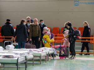 Centrul de primire a refugiaților amenajat de Primăria Suceava în incinta Școlii nr. 11 „Miron Costin” a fost folosit din plin imediat după înființare